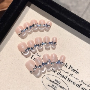 Unghie finte cat eye francese blu ghiaccio con cristalli e diamanti in confezione