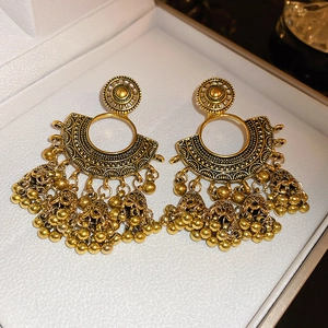 Vintage goldene Jhumka-Ohrringe mit Fächerglockenglocke-Quasten in einer weißen Box