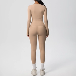 Dettaglio del set yoga color carne con maglia a maniche lunghe e leggings vista posteriore
