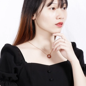 Gros plan d'un collier avec pendentif cœur en nacre sur une chaîne dorée pour femme