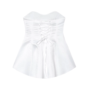 Dettaglio del corsetto in raso bianco con allacciatura posteriore e stecche di supporto
