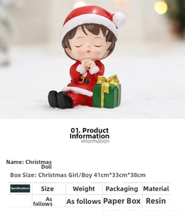 Gros plan d'une figurine de garçon de Noël en résine pour décoration de table festive
