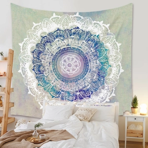 Détail d'une tapisserie mandala bohème avec dégradés bleu et violet pour décor de chambre