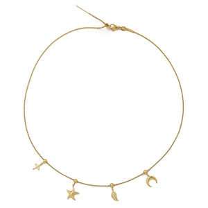 Détail du collier chaîne dorée avec pendentifs étoile de mer, avion, feuille et lune