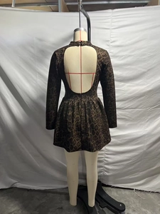 Vue arrière d'une robe courte léopard dos nu à manches longues sur un mannequin d'atelier