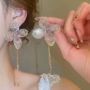Eleganti orecchini a fiore in maglia viola con lunghe nappe a catena d'oro e ciondoli argento