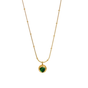 Collier perlé en acier titane doré avec pendentif cœur en zircon vert émeraude sur fond blanc