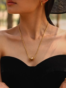 Détail du collier plaqué or 18k avec pendentif gemme rose et boucles d'oreilles dorées