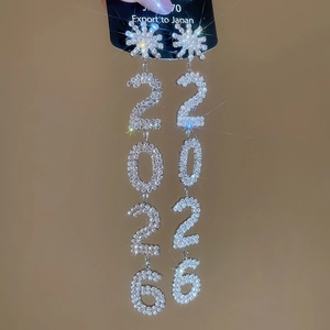 Gros plan de boucles d'oreilles à pampilles 2026 avec fleurs en strass argentés
