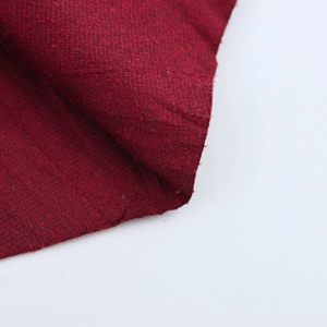 Abito bordeaux in pelle PU con scollo all'americana, dettagli increspati e trama