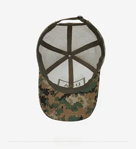 Vue intérieure de casquette camouflage montrant le filet respirant et la sangle réglable