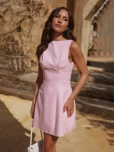 Detail of a pink sleeveless dress with boat neck and elegant slim fit waist tailoring