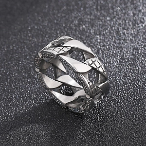 Gros plan d'une bague de moto argentée avec design de chaîne et texture d'écailles
