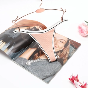 String T-back en coton côtelé rose avec bordure rayée sur cintre en or rose