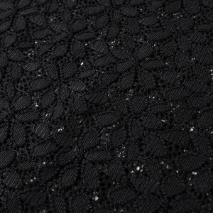 Primo piano di elegante tessuto in pizzo nero con ricami floreali e trama fine