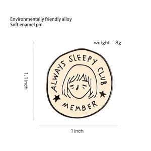 Cartoon Always Sleepy Club Emaille-Anstecknadel mit Größenangaben auf weißem Grund