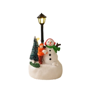 Scena di Natale in miniatura in resina con pupazzo di neve, bambini e lampione luminoso
