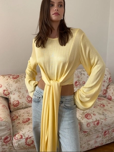 Top in maglia giallo chiaro a maniche lunghe con nodo centrale e lunghi nastri sottili
