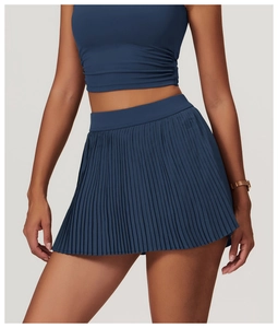 Detail eines marineblauen Tennisrocks mit hoher Taille und passendem Slim-Sport-Tanktop