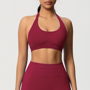Détail de l'ensemble de yoga sans couture bordeaux avec brassière licou et legging taille haute