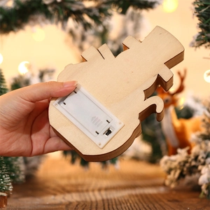 Détail de la face arrière du bonhomme de neige en bois avec compartiment à piles et bouton