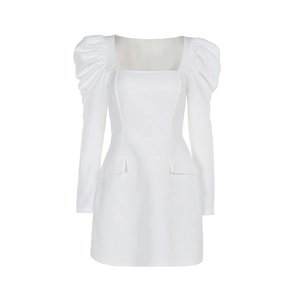 Robe courte blanche élégante à encolure carrée et manches gigot avec coupe ajustée chic