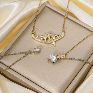 Collier avec Pendentif Dauphin et Goutte d'Eau en Cuivre Plaqué Or pour Femme Chaîne de Clavicule Simple en Strass
