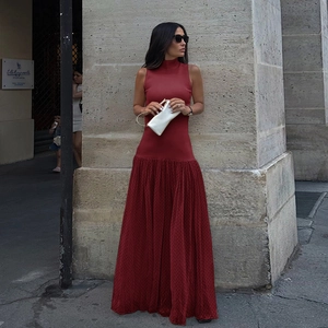 Elegante abito lungo senza maniche rosso scuro con corpetto in maglia e gonna a pieghe