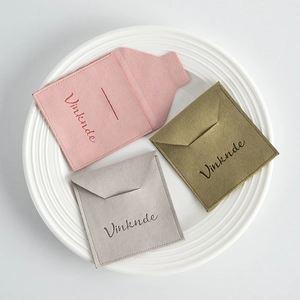 Detalle de bolsas de microfibra para joyas en colores rosa, gris y verde oliva