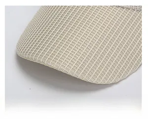 Vue détaillée de la maille alvéolée respirante et de la visière rigide de la casquette