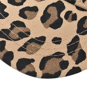 Gros plan d'une casquette en coton avec motif léopard et coutures de renfort précises