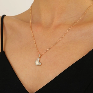 Elegante goldene Schmetterlingshalskette mit funkelnden Diamanten für Damen
