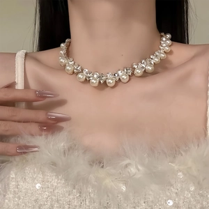 Elegante Goldhalskette mit diamantbesetzten Rautenmustern und weißen Perlen für Damen