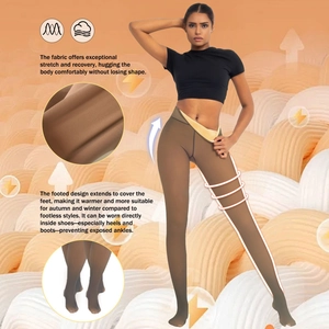 Detail einer dehnbaren braunen Strumpfhose mit nahtlosen Zehen und warmem Material