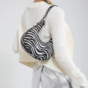 Borsa a tracolla a mezzaluna alla moda con stampa zebrata e dettagli dorati da donna