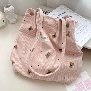 Détail du sac cabas en velours côtelé rose avec motifs d'ours et fermoir métallique rétro