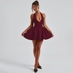 Détail de la robe licou bordeaux avec col en V, jupe plissée et coupe ajustée élégante