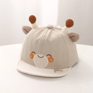 Détail de la casquette bébé avec cornes de girafe 3D et visage animal brodé