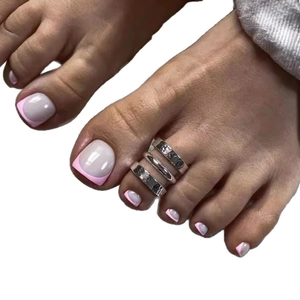 Unghie piedi finte quadrate rosa stile francese con anelli per piedi in argento