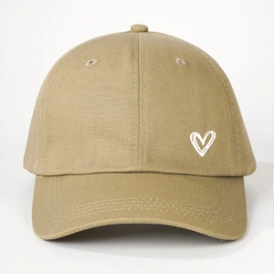 Détail de la broderie cœur et du tissu en coton sergé sur la casquette kaki
