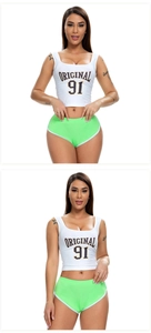 Nahaufnahme des weißen Crop-Tops mit 91-Print und grüner Sportshorts mit hoher Taille