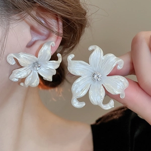 Primer plano de la textura elegante y el detalle de cristal de los pendientes de flores