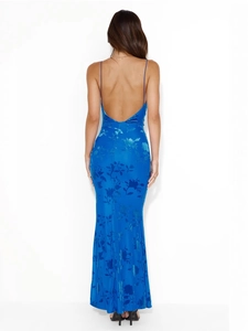 Robe longue dos nu bleue à imprimé fleuri avec bretelles fines et coupe moulante élégante