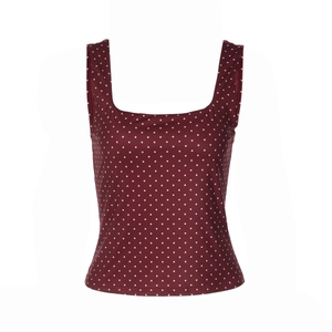 Dettaglio del crop top bordeaux a pois con scollo quadrato e design slim fit alla moda