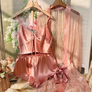 Rosa Satin 3-teiliges Loungewear-Set mit Spitzenrobe, Camisole und Shorts auf Holzkleiderbügel