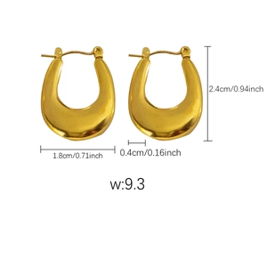 Détail des créoles en acier inoxydable plaqué or 18 carats en forme de U hauteur 2,4 cm