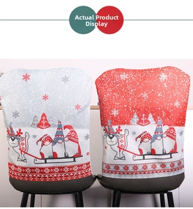 Détail de housses de chaise de Noël avec motifs de renne et lutin festifs