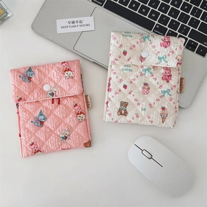 Gesteppte Baumwolltaschen mit süßen Bären und Kaninchen in Rosa und Beige