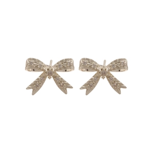 Boucles d'oreilles nœud en argent avec zircons blancs brillants sur fond blanc