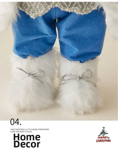 Détail du pantalon en feutre bleu et bottes en peluche blanche avec nœud argenté du Père Noël